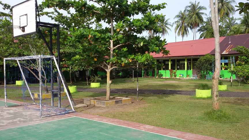 Taman-depan-Lab.-Kimia.jpg